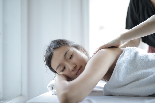 HOW MASSAGE THERAPY CAN HELP RELIEF LOWER BACK PAIN